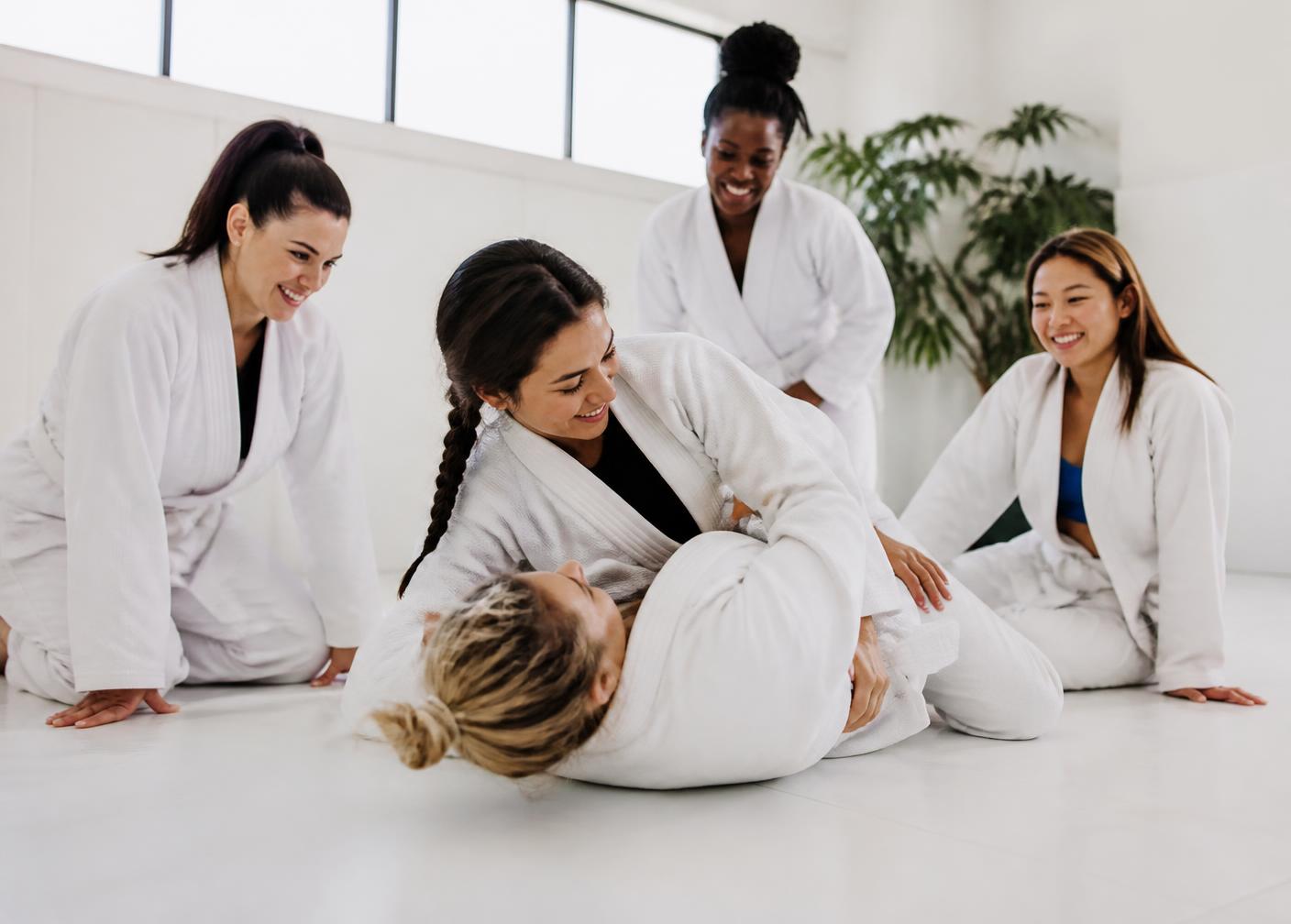 Alunas do programa feminino GBF treinando juntas na Gracie Barra Itajaí